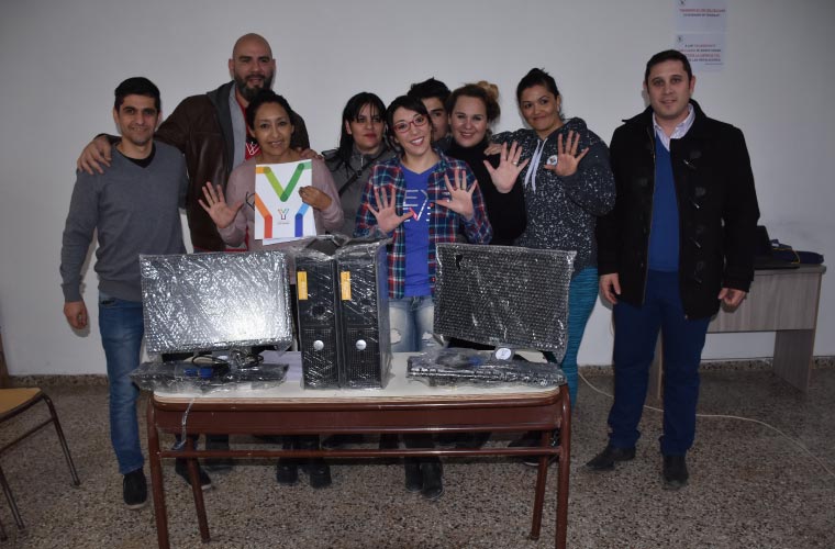 Donación de dos computadora a la Asociación Manos Unidas