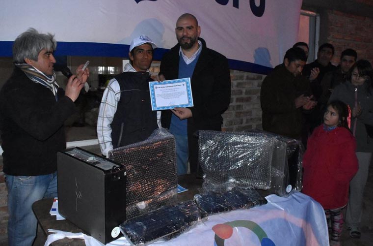Donación de computadora al Club Social y Deportivo Picún Leufú