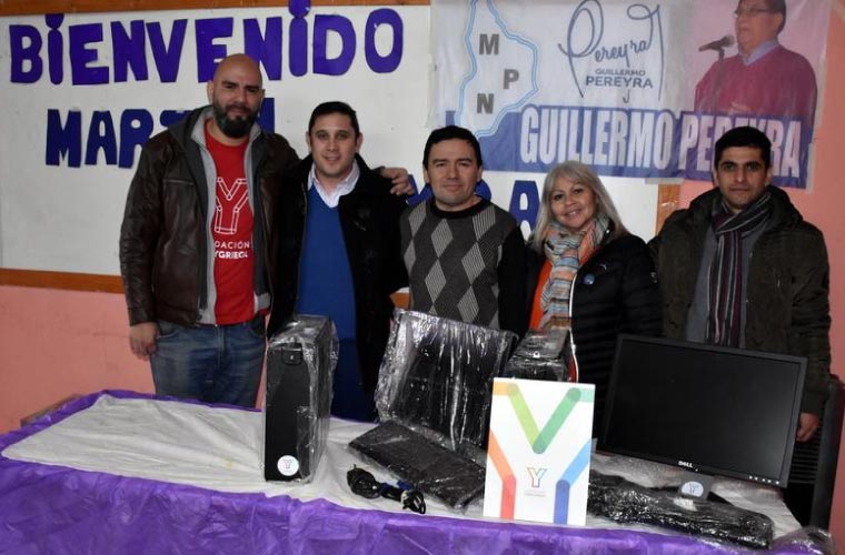 Donación de computadora a la comisión vecinal Barrio Pampa