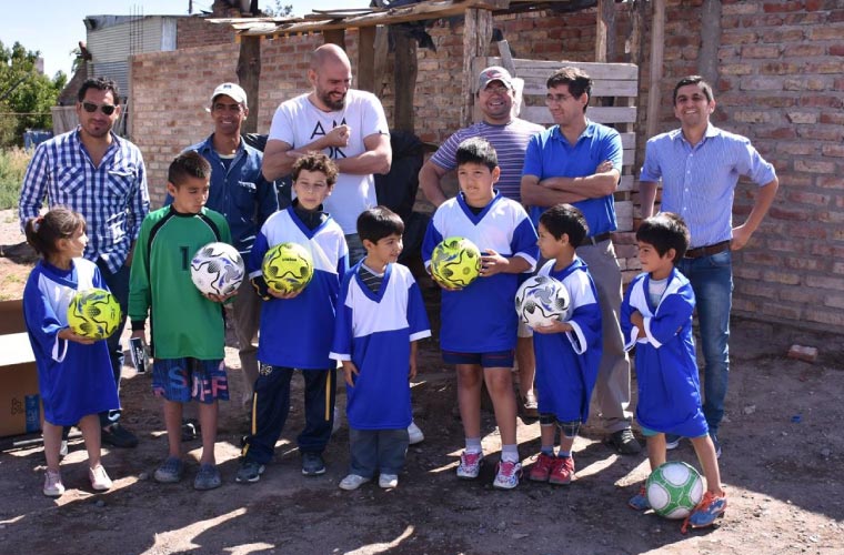 Donación de material deportivo al Club Social y Deportivo Picún Leufú