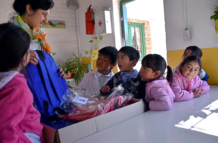 Donación de kits escolares a escuela rurales de Catal Lil y Huiliches