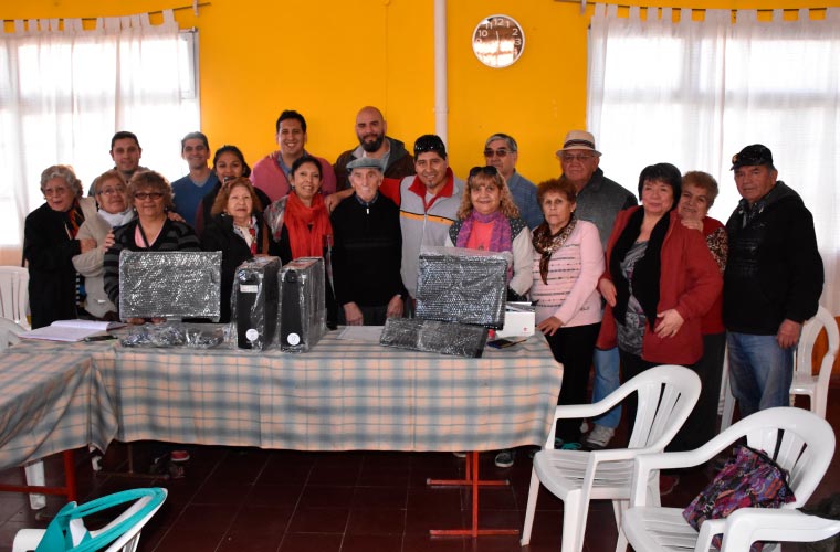 Donación de computadora Centro de Abuelos No Me Olvides