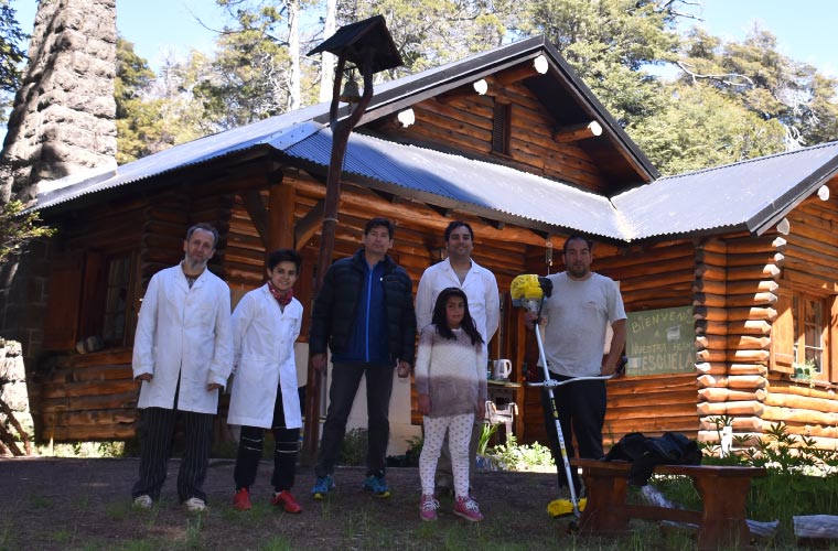 Donación de moto guadaña a escuela albergue nº 303