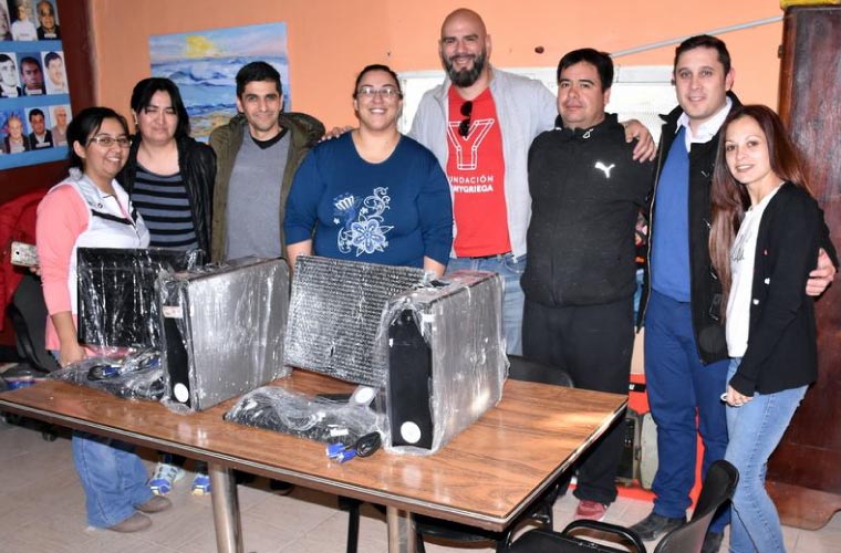 Donación de computadora al Club Social y Deportivo Vista Alegre Norte